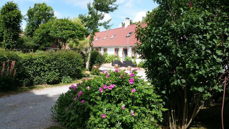 Les gîtes au milieu des rosiers en fleurs