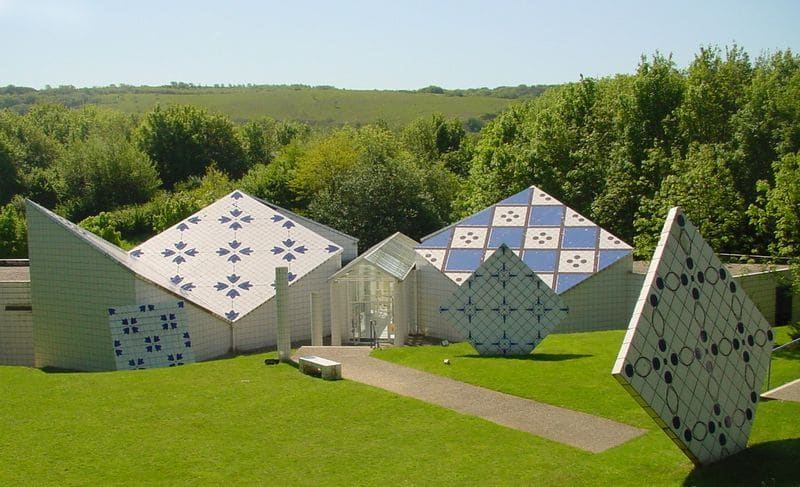 Bâtiments aux toits blancs ornés de motifs bleus, musée de la céramique de Desvres