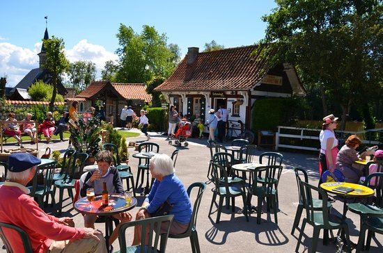 Terrasse ensoleillée et bâtiments à toits de tuiles du parc Saint Joseph Village
